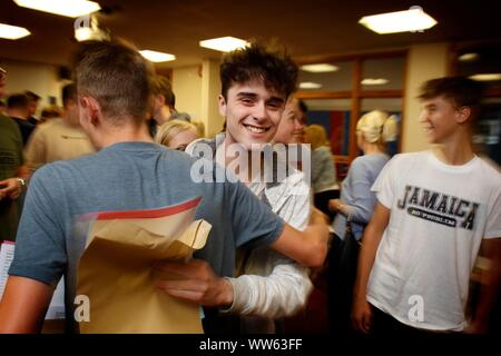 Amici festeggiare al GCSE risultati giornata in Accademia Balcarras, Cheltenham. 22/08/2019 foto da Andrew Higgins - Mille parola Supporti, nessun vendite, NESSUN SYNDI Foto Stock