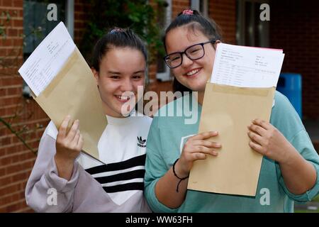 Gemelli Freya e Lily Carpenter, che entrambi i 9 gradi, a GCSE risultati giornata in Accademia Balcarras, Cheltenham. 22/08/2019 foto da Andrew Higgins - Thousa Foto Stock