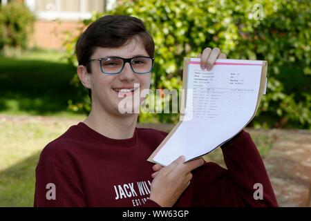 James Pearne che ottenne nove 9s, un 8 e un*, gradi, i migliori voti a GCSE risultati giornata in Accademia Balcarras, Cheltenham. 22/08/2019 Foto di e Foto Stock