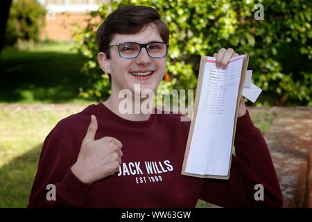 James Pearne che ottenne nove 9s, un 8 e un*, gradi, i migliori voti a GCSE risultati giornata in Accademia Balcarras, Cheltenham. 22/08/2019 Foto di e Foto Stock