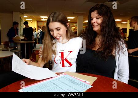 Charlotte Simmonds, che ha ottenuto tre 7 gradi, con la sua mamma Caroline, a GCSE risultati giornata in Accademia Balcarras, Cheltenham. 22/08/2019 foto da Andrew Foto Stock