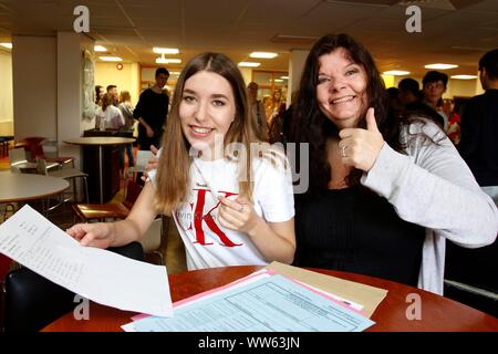 Charlotte Simmonds, che ha ottenuto tre 7 gradi, con la sua mamma Caroline, a GCSE risultati giornata in Accademia Balcarras, Cheltenham. 22/08/2019 foto da Andrew Foto Stock