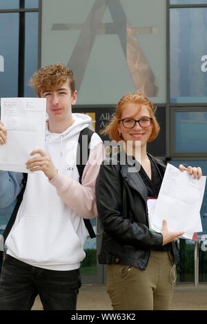 Top Risultati per Reece Attwood (a 9, tre 8s, e tre 7 gradi) e Amélie Adcock (tre 9s, e cinque 8 gradi) a GCSE risultati giorno di Tutti i Santi Acad Foto Stock