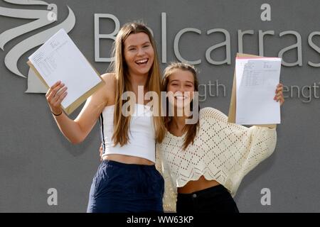 Kate O'Toole, che ha ottenuto cinque 9 gradi e amico Katie Castello, che ha ottenuto tre 9 gradi, a GCSE risultati giornata in Accademia Balcarras, Cheltenham. 22/08/2019 Foto Stock