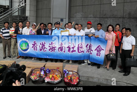 Hong Kong, Cina. Xiii Sep, 2019. Rappresentanti di Hong Kong federazione di Hainan organizzazioni comunitarie Ltd. (HKFHNCO) visitate la polizia di Hong Kong ha sede a Wan Chai e manifestare la mia gratitudine per il lavoro delle forze di polizia di Hong Kong, Cina del sud, Sett. 13, 2019. Credito: Li pista/Xinhua/Alamy Live News Foto Stock