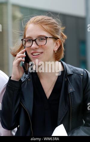 Telefona a mamma, Amélie Adcock (tre 9s, e cinque 8 gradi) a GCSE risultati giorno di Tutti i Santi Academy, Cheltenham. 22/08/2019 foto da Andrew Higgins - T Foto Stock