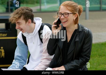 Top Risultati per Reece Attwood (a 9, tre 8s, e tre 7 gradi) e Amélie Adcock (tre 9s, e cinque 8 gradi) a GCSE risultati giorno di Tutti i Santi Acad Foto Stock