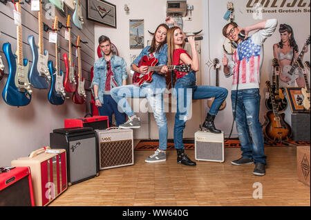 Gli adolescenti di rendere la musica Foto Stock