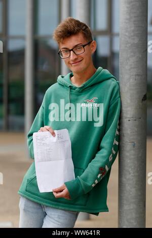 Top Risultati per Pietro Emeredge (otto 9s e due di 8 gradi) a GCSE risultati giorno di Tutti i Santi Academy, Cheltenham. 22/08/2019 foto da Andrew Higgins Foto Stock