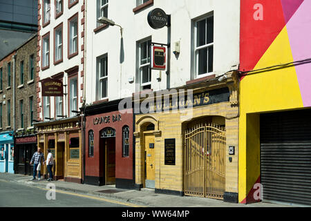 Poolbeg Sreet e il ben noto Mulligan's pub, Dublino, Irlanda Foto Stock