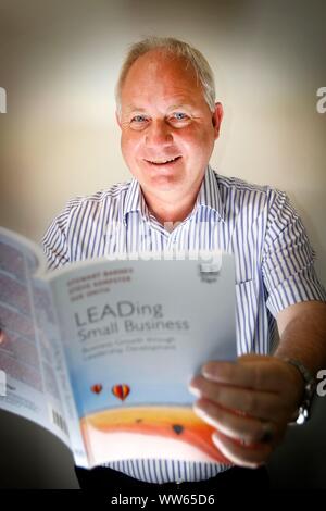 Stewart Barnes, managing director di Quolux, con il suo ultimo libro, Leading Small Business. Foto Stock