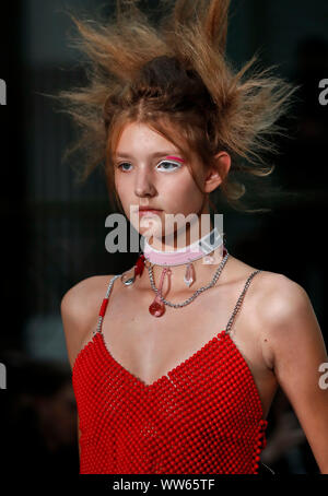 Londra, Regno Unito. Xiii Sep, 2019. Un modello presenta la creazione di Jamie Wei Huang durante la London Fashion Week di Londra, Regno Unito, Sett. 13, 2019. Credito: Han Yan/Xinhua/Alamy Live News Foto Stock