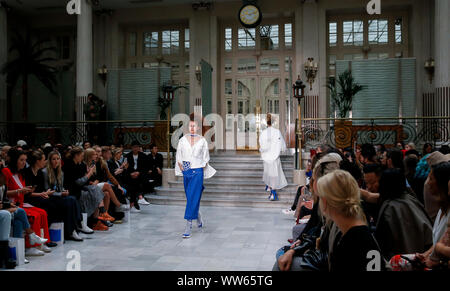 Londra, Regno Unito. Xiii Sep, 2019. Un modello presenta la creazione di Jamie Wei Huang durante la London Fashion Week di Londra, Regno Unito, Sett. 13, 2019. Credito: Han Yan/Xinhua/Alamy Live News Foto Stock