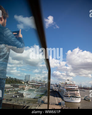 Amburgo, Germania. Xiii Sep, 2019. La nave da crociera "Aida Sol' è situato al centro della crociera di Altona. La Hamburg Giorni di Crociera ha cominciato il Venerdì con attracco per le prime navi da crociera nel porto. Fino al 15.09.2019, un totale di dodici navi da crociera e riverboats da otto compagnie di navigazione sarà posto barca nel porto di Amburgo in tempi diversi. Fino a 500.000 visitatori sono attesi su tutti e tre i giorni. Credito: Christian Charisius/dpa/Alamy Live News Foto Stock