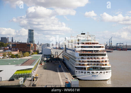 Amburgo, Germania. Xiii Sep, 2019. La nave da crociera "Aida Sol' è situato al centro della crociera di Altona. La Hamburg Giorni di Crociera ha cominciato il Venerdì con attracco per le prime navi da crociera nel porto. Fino al 15.09.2019, un totale di dodici navi da crociera e riverboats da otto compagnie di navigazione sarà posto barca nel porto di Amburgo in tempi diversi. Fino a 500.000 visitatori sono attesi su tutti e tre i giorni. Credito: Christian Charisius/dpa/Alamy Live News Foto Stock