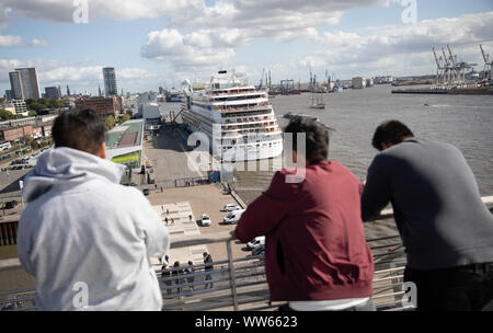 Amburgo, Germania. Xiii Sep, 2019. La nave da crociera "Aida Sol' è situato al centro della crociera di Altona. La Hamburg Giorni di Crociera ha cominciato il Venerdì con attracco per le prime navi da crociera nel porto. Fino al 15.09.2019, un totale di dodici navi da crociera e riverboats da otto compagnie di navigazione sarà posto barca nel porto di Amburgo in tempi diversi. Fino a 500.000 visitatori sono attesi su tutti e tre i giorni. Credito: Christian Charisius/dpa/Alamy Live News Foto Stock