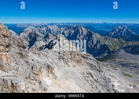 Vista dal Zugspitze sul paesaggio di montagna, 2875 m, massiccio Zugspitze, la vetta più alta della Germania, gamma di Wetterstein, Alpi, Garmisch-Partenkirchen, Baviera, Germania, Europa Foto Stock