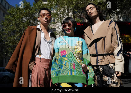 (Da sinistra a destra) Cinese giornalisti di moda Adam Chan (@adamfromfashion) e Harper Silin (@harper silin) con lo spagnolo fashion designer Fabio Ortega (@fabioxortega), usura UOOYAA da Christian Lacroix ponticello, Burberry occhiali da sole, Moss Bro coat, pullman e Alexander McQueen scarpe durante la primavera/estate 2020 London Fashion Week al di fuori del BFC Spaceshow a Londra. Foto Stock