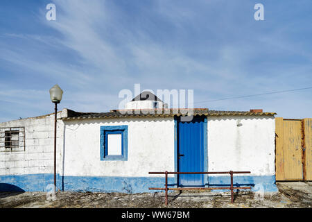 Vecchio mulino a vento con la parete, cielo blu con nuvole Foto Stock