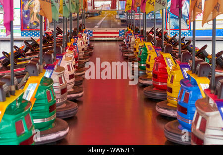 Bumper Car, parcheggiato in una riga e una corsia in medio Foto Stock