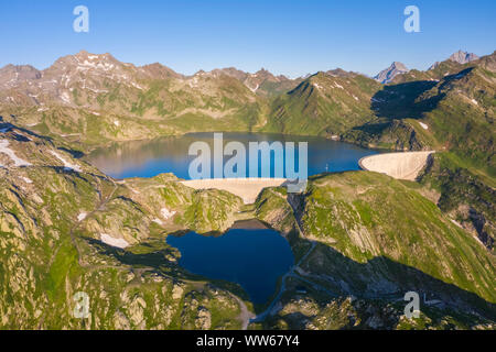 Vista aerea dei laghi intorno Naret, in particolare il Lago del Naret e Lago Scuro in Val Lavizzara presso sunrise, Valle Maggia, Alpi Lepontine. Foto Stock