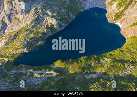 Vista aerea del Lago Superiore in Val Lavizzara presso sunrise, Valle Maggia, Alpi Lepontine, Canton Ticino, Svizzera. Foto Stock