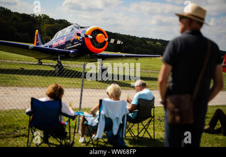 13 settembre 2019, Baden-Wuerttemberg, Kirchheim unter Teck: il primo giorno della Oldtimer-Fliegertreffen al Hahnweide, i visitatori potranno prendere uno sguardo all'aeromobile sul display. La riunione di aviazione a Hahnweide suscita sempre amici di aeroplani storici provenienti da tutta Europa e oltreoceano. Foto: Christoph Schmidt/dpa Foto Stock