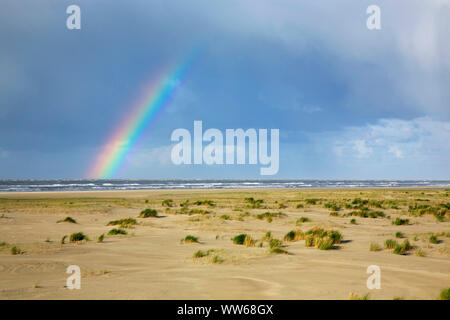Doccia e rainbow oltre il mare del Nord e la vasta pianura di sabbia nella parte est dell' isola di Langeoog. Foto Stock