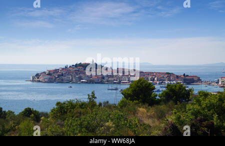 Primosten, Croazia, 19 agosto 2019 vista panorama con barche sul mare. Vecchio mediterraneo meta di viaggio e di vacanza nella soleggiata giornata. Foto Stock