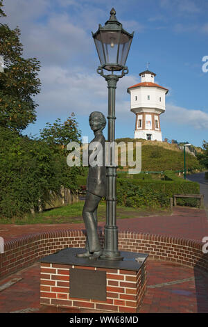 Il Lale Andersen monumento e la vecchia torre di acqua, il punto di riferimento dell'isola Langeoog. Foto Stock