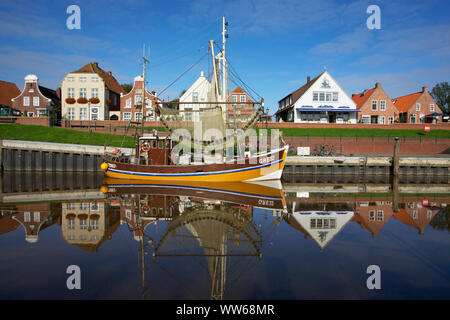 Barca da gamberetti nel porto di Greetsiel in Frisia orientale. Foto Stock