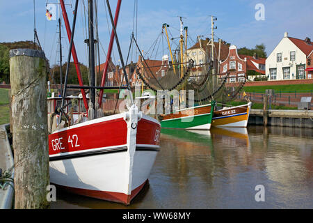 Barca da gamberetti nel porto di Greetsiel in Frisia orientale. Foto Stock