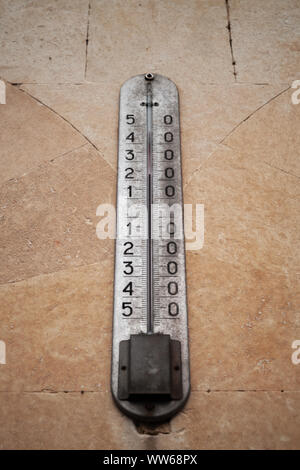 Primo piano di vintage termometro ad alcool che mostra la temperatura in gradi Celsius Foto Stock
