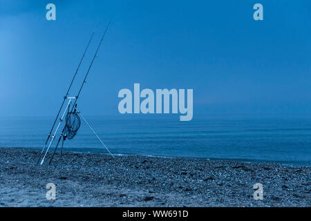 Fehmarn, Fehmarn, Schleswig-Holstein, Germania, canne da pesca nel crepuscolo presso lo stretto di Fehmarn Foto Stock