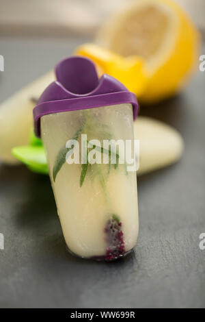 Gelato al limone con lavanda, fatta in casa, ardesia Foto Stock