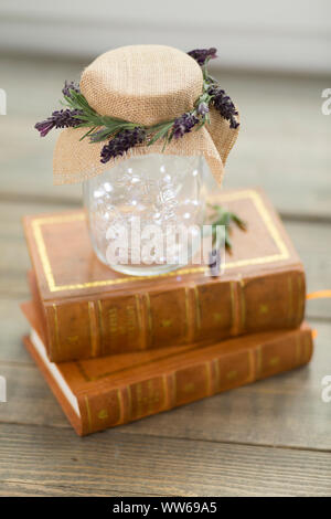 Mason Jar, catena di luci, decorazione, libri antichi Foto Stock