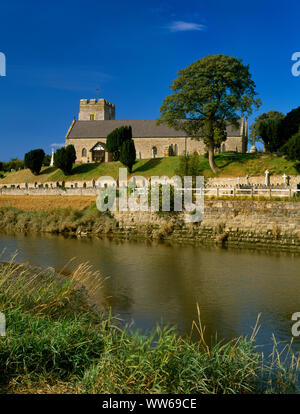 Visualizzare NW della chiesa di Santa Maria sul terreno rialzato sopra N banca del fiume Clwyd appena NW di Rhuddlan Castle, Galles del Nord, Regno Unito. Una C XIV a doppio navate. Foto Stock