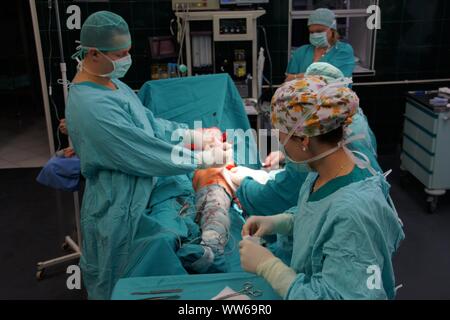 Lubin, Polonia. 26 Febbraio, 2009. Ospedale comunale in Polonia - una anastomosi del femore e un 62-anno-vecchia donna che si è infortunato come risultato di scivolare su una pavimentazione sdrucciolevole. L'osso rotto completamente. La chirurgia della coscia è stato necessario per motivi medici. Le ossa dopo anastomosi sono state applicate e avvitata piastre speciali. L operazione è durata circa 3 ore. Il paziente era pienamente consapevole perché l'operazione è stata eseguita sotto anestesia intratecale. Il team è costituito da 4 medici e 4 infermieri Credito: Piotr Twardysko-Wierzbicki/ZUMA filo/Alamy Live News Foto Stock