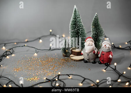 Composizione di natale. Albero di natale, coni, ghirlanda di fiori e decorazioni di Natale Foto Stock