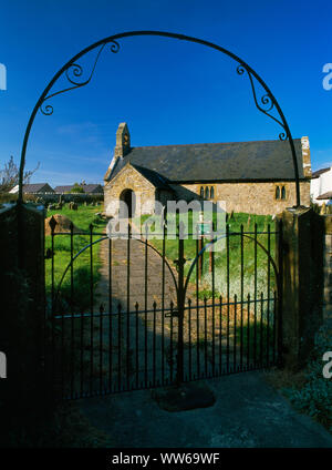 Chiesa Gwaenysgor, Flintshire, Wales, Regno Unito, cercando N attraverso il ferro sagrato cancelli & overarch. Il sagrato è gestito come un "santuario della fauna selvatica'. Foto Stock