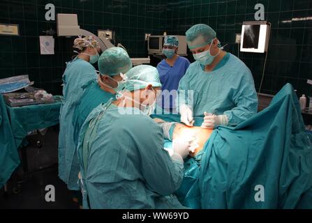 Lubin, Polonia. 26 Febbraio, 2009. Ospedale comunale in Polonia - una anastomosi del femore e un 62-anno-vecchia donna che si è infortunato come risultato di scivolare su una pavimentazione sdrucciolevole. L'osso rotto completamente. La chirurgia della coscia è stato necessario per motivi medici. Le ossa dopo anastomosi sono state applicate e avvitata piastre speciali. L operazione è durata circa 3 ore. Il paziente era pienamente consapevole perché l'operazione è stata eseguita sotto anestesia intratecale. Il team è costituito da 4 medici e 4 infermieri Credito: Piotr Twardysko-Wierzbicki/ZUMA filo/Alamy Live News Foto Stock