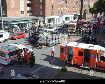 Amburgo, Germania. Xiii Sep, 2019. Vigili del fuoco si prendono cura dei feriti dopo un incidente di traffico. Nel corso di una operazione speciale civile con gli investigatori della polizia di Amburgo, un grave incidente stradale si è verificato sul Horner Landstraße. Secondo la polizia, un pilota di auto con il furto di targhe scappato dalla polizia il venerdì a mezzogiorno durante il tentativo di accesso al veicolo e speronato altre vetture nel processo. Credito: Citynewstv/dpa/Alamy Live News Foto Stock