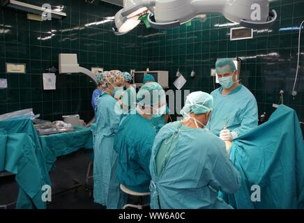 Lubin, Polonia. 26 Febbraio, 2009. Ospedale comunale in Polonia - una anastomosi del femore e un 62-anno-vecchia donna che si è infortunato come risultato di scivolare su una pavimentazione sdrucciolevole. L'osso rotto completamente. La chirurgia della coscia è stato necessario per motivi medici. Le ossa dopo anastomosi sono state applicate e avvitata piastre speciali. L operazione è durata circa 3 ore. Il paziente era pienamente consapevole perché l'operazione è stata eseguita sotto anestesia intratecale. Il team è costituito da 4 medici e 4 infermieri Credito: Piotr Twardysko-Wierzbicki/ZUMA filo/Alamy Live News Foto Stock