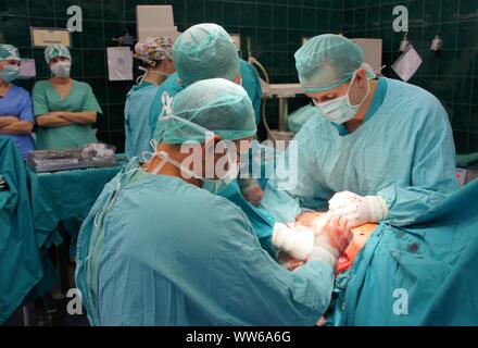 Lubin, Polonia. 26 Febbraio, 2009. Ospedale comunale in Polonia - una anastomosi del femore e un 62-anno-vecchia donna che si è infortunato come risultato di scivolare su una pavimentazione sdrucciolevole. L'osso rotto completamente. La chirurgia della coscia è stato necessario per motivi medici. Le ossa dopo anastomosi sono state applicate e avvitata piastre speciali. L operazione è durata circa 3 ore. Il paziente era pienamente consapevole perché l'operazione è stata eseguita sotto anestesia intratecale. Il team è costituito da 4 medici e 4 infermieri Credito: Piotr Twardysko-Wierzbicki/ZUMA filo/Alamy Live News Foto Stock