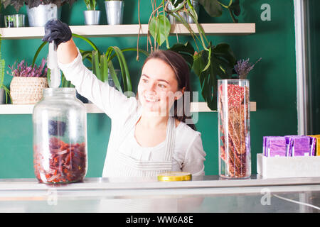 Vetrina in materie vegan mangiare shop, cibo sano, frutta secca incolla Foto Stock