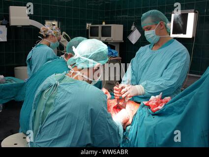 Lubin, Polonia. 26 Febbraio, 2009. Ospedale comunale in Polonia - una anastomosi del femore e un 62-anno-vecchia donna che si è infortunato come risultato di scivolare su una pavimentazione sdrucciolevole. L'osso rotto completamente. La chirurgia della coscia è stato necessario per motivi medici. Le ossa dopo anastomosi sono state applicate e avvitata piastre speciali. L operazione è durata circa 3 ore. Il paziente era pienamente consapevole perché l'operazione è stata eseguita sotto anestesia intratecale. Il team è costituito da 4 medici e 4 infermieri Credito: Piotr Twardysko-Wierzbicki/ZUMA filo/Alamy Live News Foto Stock