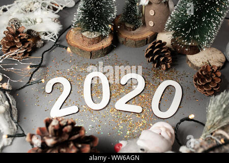 Felice anno nuovo 2020. Simbolo dal numero 2020 su sfondo grigio Foto Stock