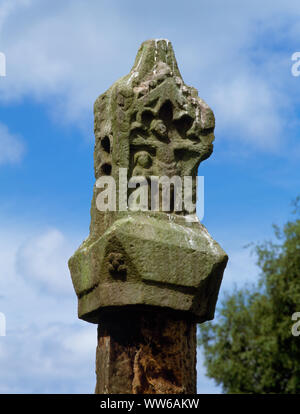 Fronte Orientale della testa a croce su C XIV sagrato croce presso la chiesa di San Michele, Trelawnyd, Flintshire, Wales, Regno Unito, che mostra una scena Crucixion. Foto Stock