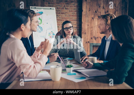 Close up foto di business meeting persone che ascoltano studiando pronto per rappresentare l'avvio egli lui suo ha il suo sedere tabella pensare pensiero sguardo premuroso Foto Stock