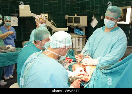 Lubin, Polonia. 26 Febbraio, 2009. Ospedale comunale in Polonia - una anastomosi del femore e un 62-anno-vecchia donna che si è infortunato come risultato di scivolare su una pavimentazione sdrucciolevole. L'osso rotto completamente. La chirurgia della coscia è stato necessario per motivi medici. Le ossa dopo anastomosi sono state applicate e avvitata piastre speciali. L operazione è durata circa 3 ore. Il paziente era pienamente consapevole perché l'operazione è stata eseguita sotto anestesia intratecale. Il team è costituito da 4 medici e 4 infermieri Credito: Piotr Twardysko-Wierzbicki/ZUMA filo/Alamy Live News Foto Stock